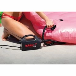 Gonfleur éléctrique Compresseur 12 & 220 V Intex 11 Gonfleur éléctrique Compresseur 12 & 220 V Intex -piscine Soldes 68609 ambiance 2 min