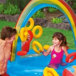 Aire De Jeux Gonflable Arc-en-Ciel Intex -piscine Soldes aire de jeux arc en ciel ambiance anneauxjpg min